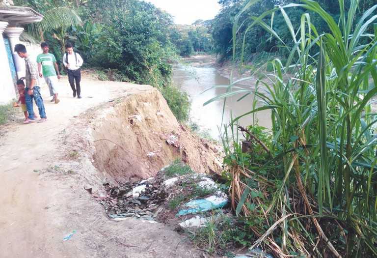 খাল ভাঙন আতঙ্কে লোহাগাড়ার বাসিন্দারা