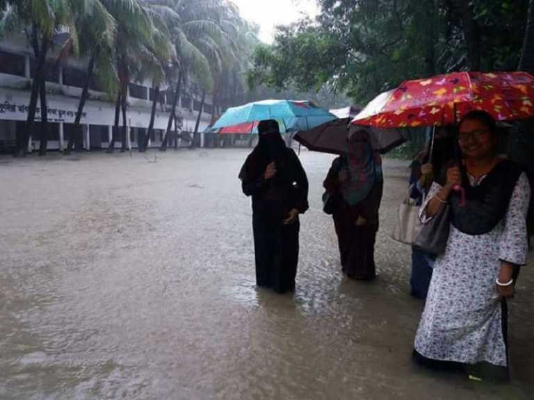 বৃষ্টি আর জোয়ারের পানিতে তলিয়ে গেল চট্টগ্রামের নিম্নাঞ্চল