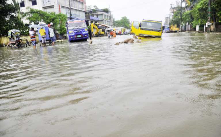 পানিতে ডুবে গেছে নগরীর বিভিন্ন অঞ্চল