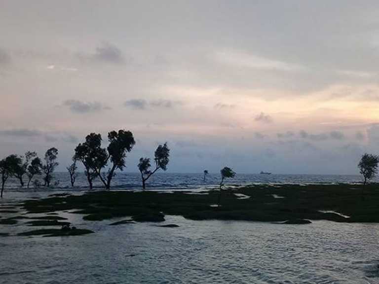 সীতাকুণ্ডে সাগরে গোসলে নেমে তিনজন নিখোঁজ