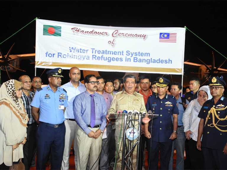 চট্টগ্রামে রোহিঙ্গাদের জন্য সোয়া ১২ টন ত্রাণ আনল মালয়েশিয়া