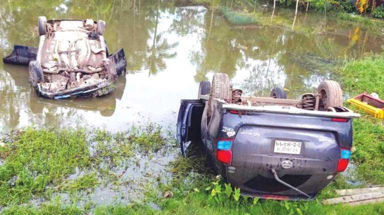 পটিয়ায় দুটি প্রাইভেট কার নিয়ন্ত্রণ হারিয়ে পুকুরে, আহত ৩