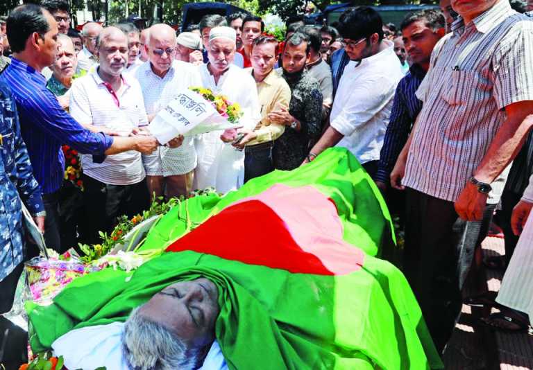 রাষ্ট্রীয় মর্যাদায় সমাহিত বীর মুক্তিযোদ্ধা রইসুল হক বাহার।