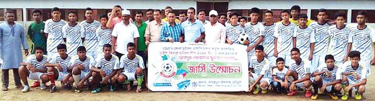 পটিয়া আবদুস সোবহান ফুটবল দলকে জার্সি প্রদান