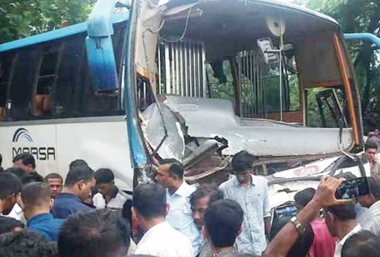 লোহাগাড়ায় যাত্রীবাহী বাসের সংঘর্ষে আহত ২০