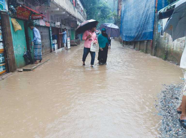 সাতকানিয়া পৌর শহরের থানা রোডে জলাবদ্ধতা।