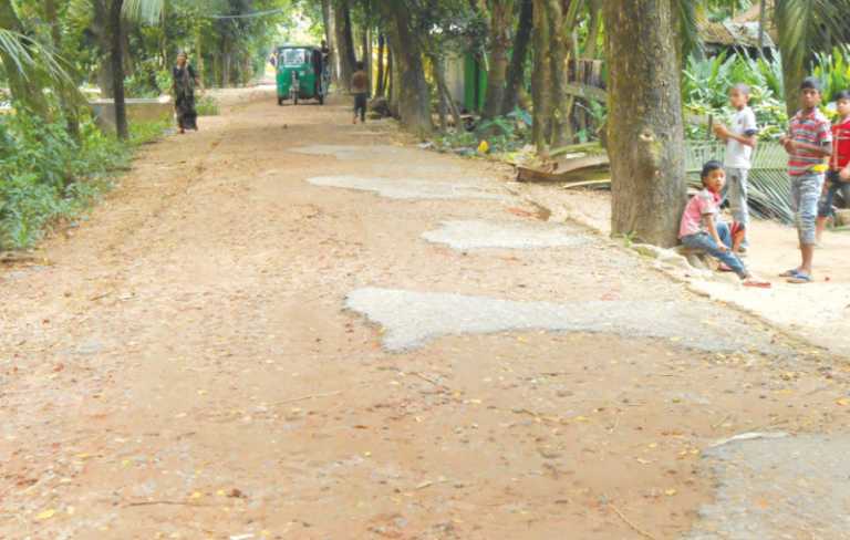 চন্দনাইশে সড়কের বেহাল অবস্থা
