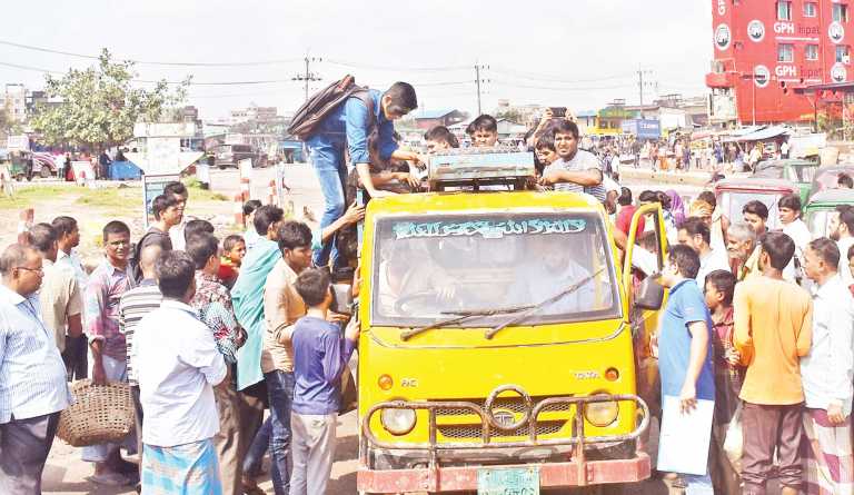 ২৪ ঘণ্টা বাস চলাচল বন্ধে দক্ষিণ চট্টগ্রামের ভোগান্তি চরমে।