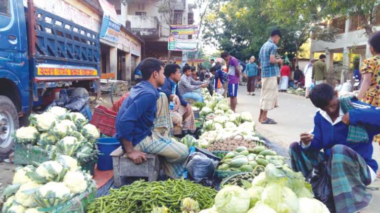 শীতকালীন সবজিতে ভরপুর গ্রাম্য বাজার