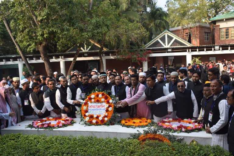 দলীয় নেতাকর্মীদের সাথে নিয়ে বঙ্গবন্ধুর মাজার জেয়ারতে ড. নদভী এমপি