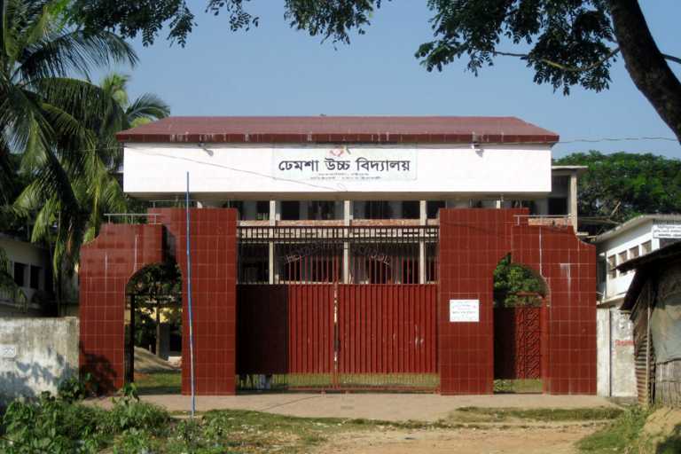 সাতকানিয়ার ঢেমশা বিদ্যালয়ে ইভটিজিং বাল্যবিয়েবিরোধী সভা