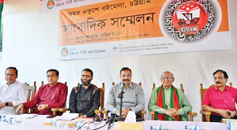 একুশে বইমেলা জিমনেশিয়াম চত্বরে
