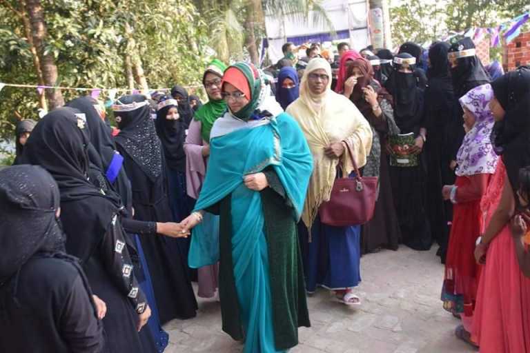 গারাঙ্গিয়া আদর্শ দাখিল মাদ্রাসার ছাত্র-ছাত্রী – অভিভাবকদের সাথে নদভী পত্নীর শুভেচ্ছা বিনিময়