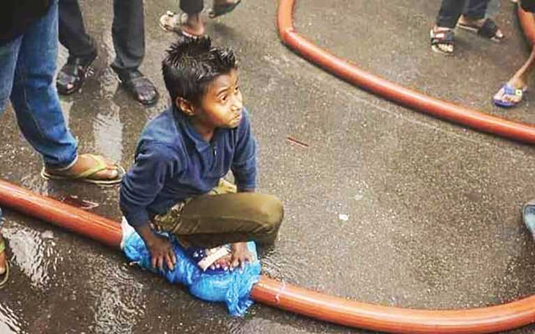 ফায়ার সার্ভিসের ফাটা পাইপে পলিথিন জড়িয়ে পানি আটকিয়ে ক্ষুদে নাঈম এখন হিরো