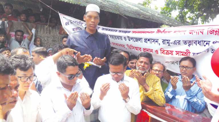 দীর্ঘ মানব জিন্নাত আলী দোকান উদ্বোধন করলেন জেলা প্রশাসক