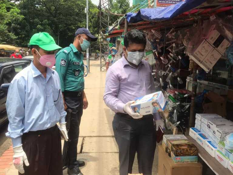 চট্টগ্রাম জেলা প্রশাসনের অভিযানে নকল স্বাস্থ্যপণ্য ও অস্বাস্থ্যকর পরিবেশে খাবারে জরিমানা