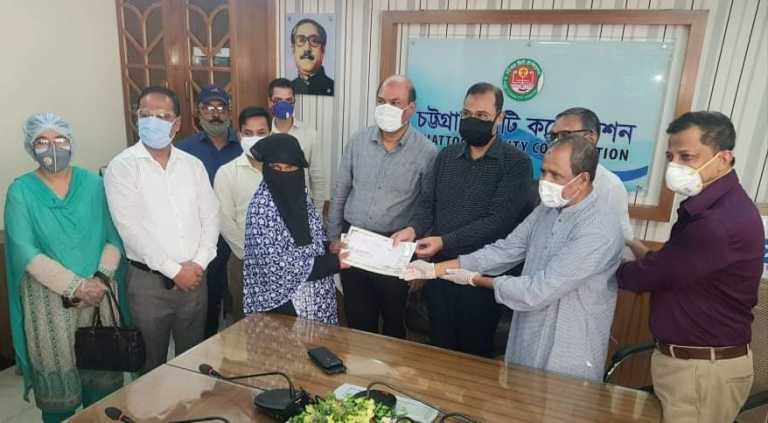 মৃত শ্রমিকের ওয়ারিশদের গ্রুপ বীমা দাবী চেক হস্তান্তর