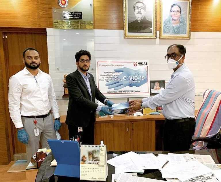 চট্টগ্রাম ইপিজেড মাইডাস থেকে করোনা মোকাবেলায় সাড়ে বার লাখ হ্যান্ড গ্লোভস প্রদান