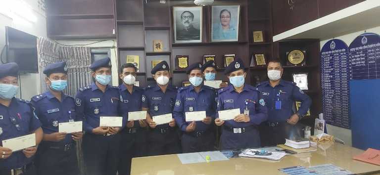 লোহাগাড়ায় মাদক উদ্ধারকারী পুলিশ কর্মকর্তাদের মাঝে পুরস্কার বিতরণ