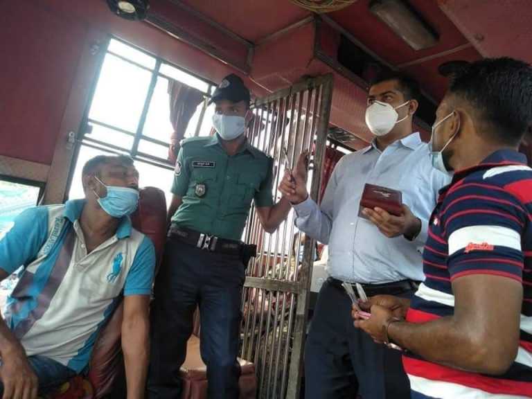 চট্টগ্রামে গণপরিবহনে নতুন পুরাতন  ভাড়া নিয়ে নৈরাজ্য বন্ধে অভিযান।