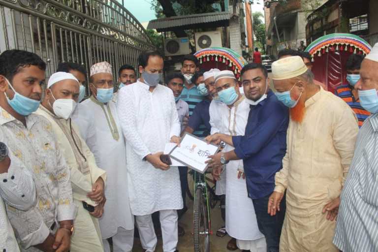 মন্ত্রীর দেওয়া রিকশায়  হাসি’র স্বাবলম্বী প্রকল্পে হাসলো দুই রিকশা চালক।