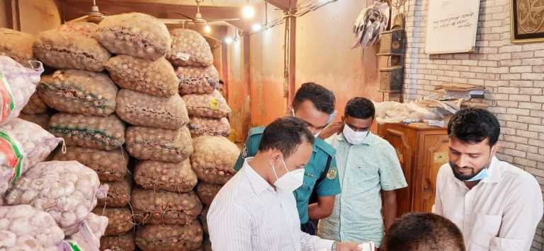 চট্টগ্রামে দোকান বন্ধ রেখে বিক্ষোভ পেঁয়াজ ব্যবসায়ীরা।