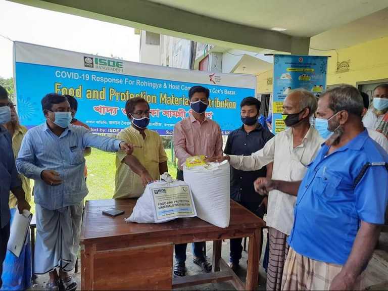 রোহিঙ্গা ক্যাম্পে খাদ্য ও জীবানুনাশক সামগ্রী বিতরণ।
