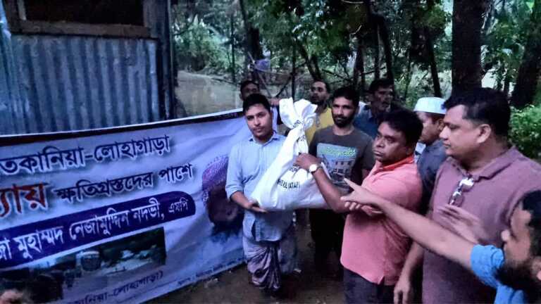 সাতকানিয়ায় বন্যা দুর্গতদের মাঝে এমপি নদভী ও উপজেলা চেয়ারম্যান এম এ মোতালেবের ত্রাণ বিতরণ