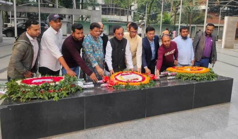মনোনয়নপত্র বৈধ ঘোষণার পরই বঙ্গবন্ধুর প্রতিকৃতিতে এম এ মোতালেবের পুষ্পস্তবক অর্পণ