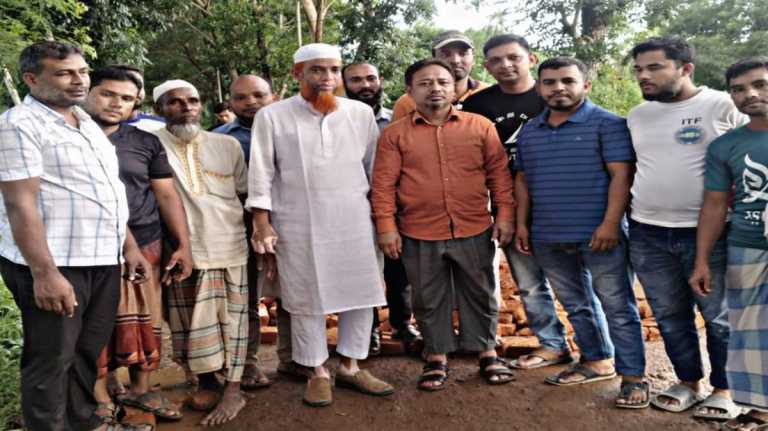 সাতকানিয়ায় স্বেচ্ছাশ্রমে সড়ক মেরামত করলেন জামায়াত কর্মীরা
