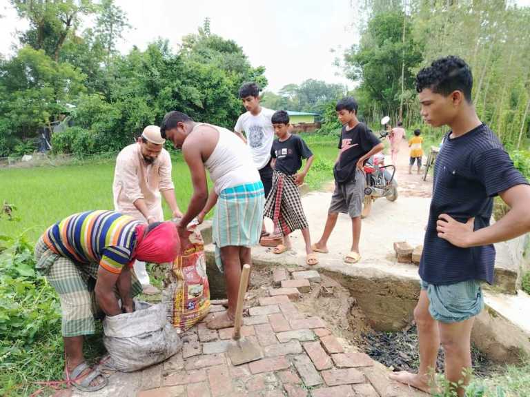 সাতকানিয়ার ছদাহায় জামায়াতে ইসলামীর উদ্যোগে স্বেচ্ছাশ্রমে রাস্তা মেরামত