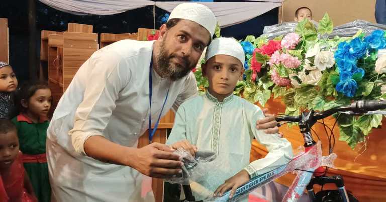 সাতকানিয়ায় একাধারে ৪০ দিন জামাতে নামাজ পড়ে যে পুরস্কার পেল শিশুরা 