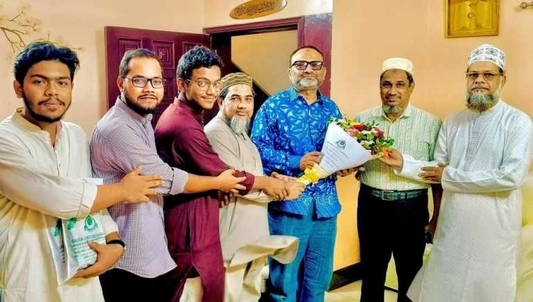 ঢাবির নবনিযুক্ত ভাইস চ্যান্সেলর প্রফেসর ড. নিয়াজ আহমদ খানকে ফুলেল শুভেচ্ছা জ্ঞাপন করলেন হিলভিউ গাউসিয়া কমিটির নেতৃবৃন্দ