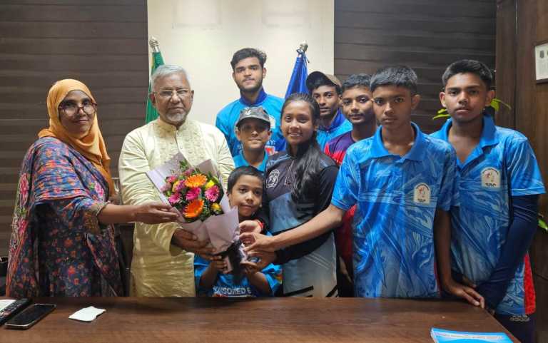 রিহ্যাব চট্টগ্রাম রিজিওনাল কমিটির চেয়ারম্যানকে ফুলের শুভেচ্ছা জানান জাতীয় এ্যাথেলেট ও ক্রিকেটার, বিভাগীয় উমেনস স্পোর্টস এসোসিয়েশন চট্টগ্রামের ক্ষুদে ক্রিকেটাররা