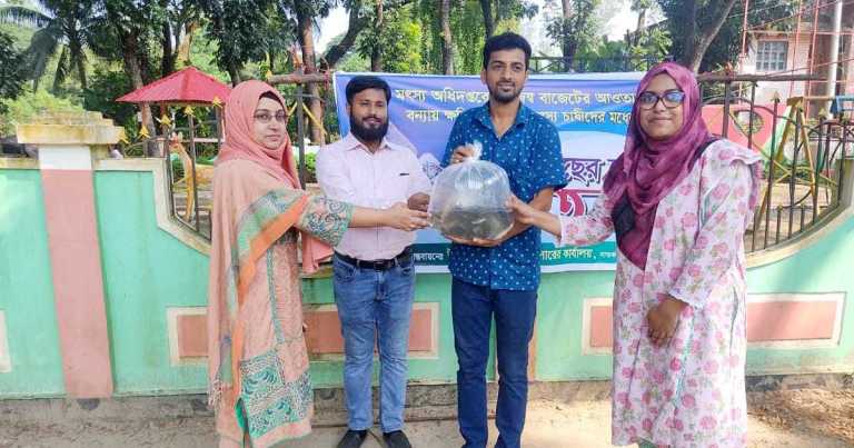 সাতকানিয়ায় বন্যায় ক্ষতিগ্রস্ত মৎস্য চাষীরা পেল পোনা