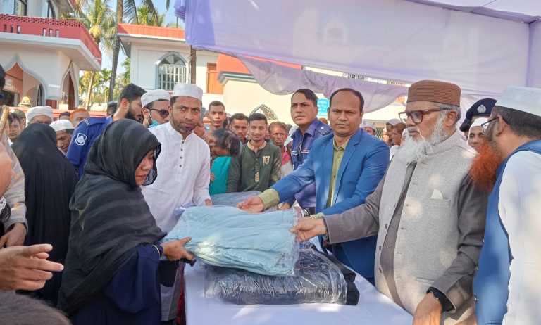 সাতকানিয়া মাদার্শায় ধর্ম উপদেষ্টার শীতবস্ত্র বিতরণ