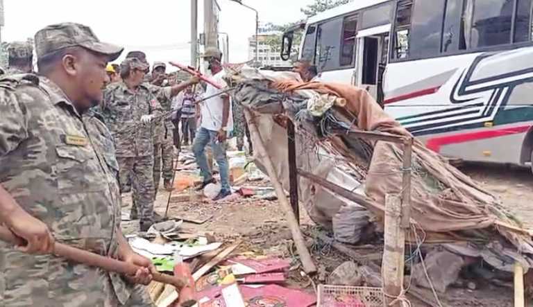 শাহ আমানত সেতু এলাকায় ফুটপাত থেকে অর্ধশতাধিক স্থাপনা উচ্ছেদ, দু ঘণ্টা পর বেদখল