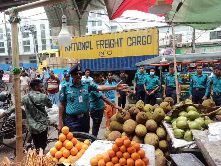 বন্দর ট্রাফিক পুলিশের অভিযান,যানযট নিরসনও শৃঙ্খলা ফেরাতে সড়কে অবৈধ দোকানপাট উচ্ছেদ