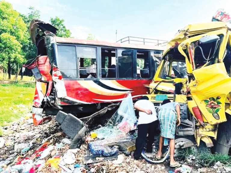 হাটহাজারীতে দাঁড়িয়ে থাকা বাসে ট্রাকের ধাক্কা, আহত ২