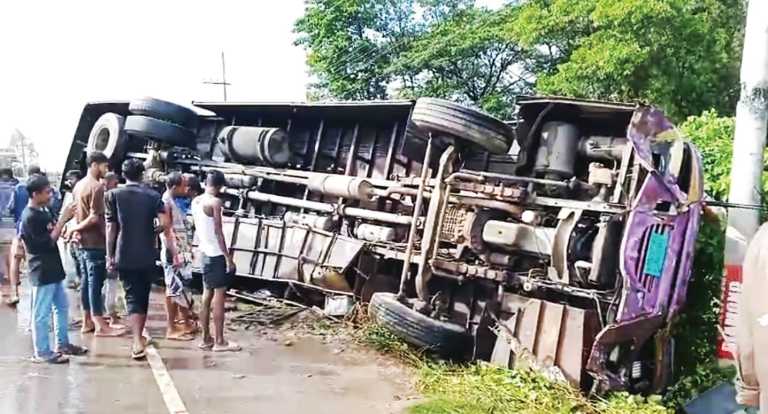 চট্টগ্রাম–কক্সবাজার মহাসড়কে যাত্রীবাহী বাস উল্টে ১১ জন যাত্রী আহত