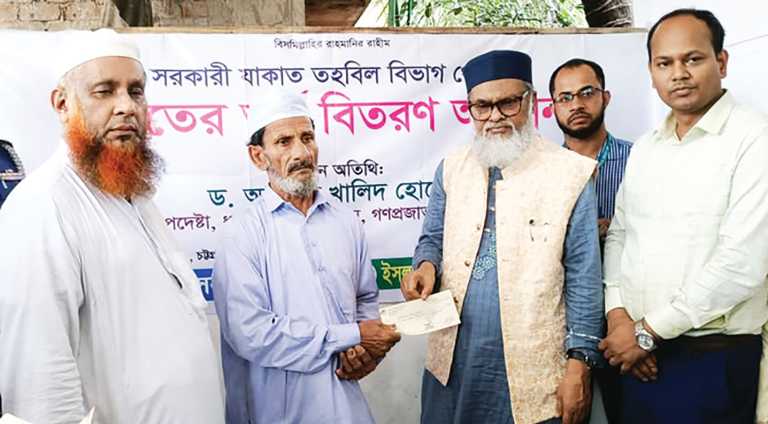 সাতকানিয়ার বাবুনগর জামে মসজিদ প্রাঙ্গণে অসহায় মানুষের মধ্যে সরকারি যাকাত তহবিলের অর্থ বিতরণ