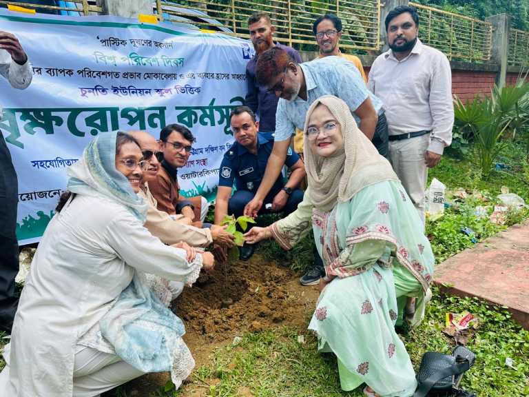 লোহাগাড়া উপজেলার চুনতিতে বৃক্ষরোপণ কর্মসূচি