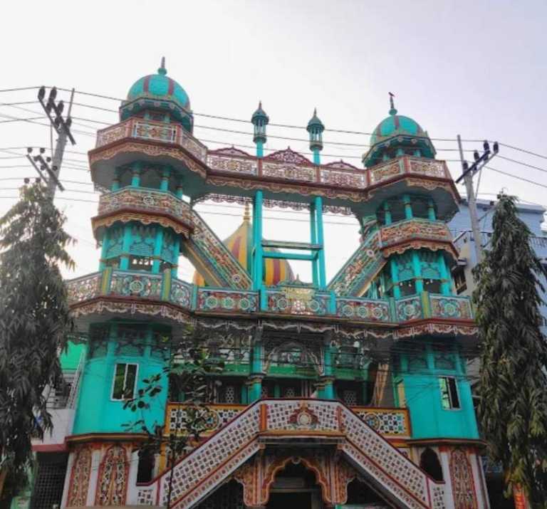চট্টগ্রামের পুরোনো ঐতিহ্যবাহী চন্দনপুরা তাজ মসজিদের গম্বুজের চারপাশে লেখা রয়েছে ১০ সাহাবির নাম