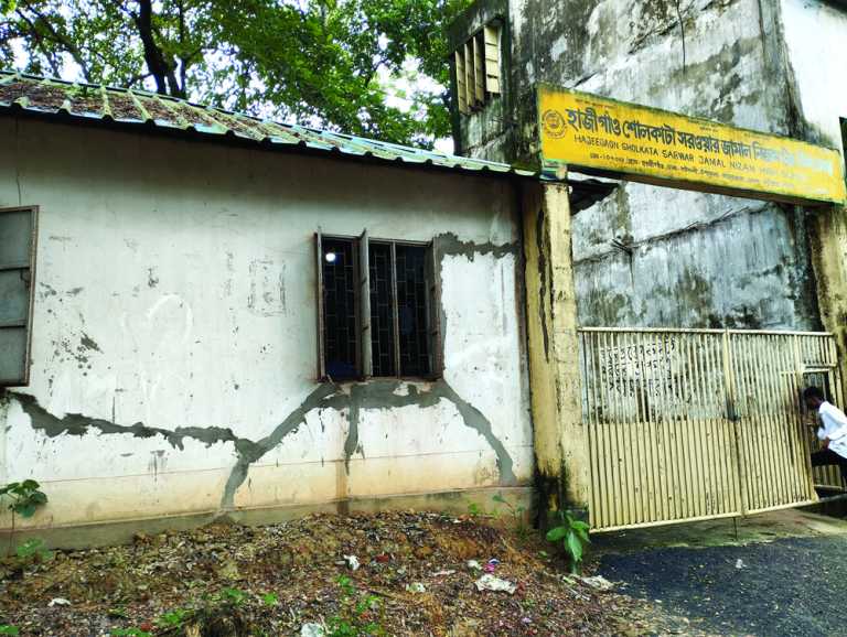 আনোয়ারা এস জে নিজাম উচ্চ বিদ্যালয়ে শ্রেণীকক্ষ স্বল্পতা থাকায় ফাটল ধরা জরাজীর্ণ ভবনে চলছে পাঠদান