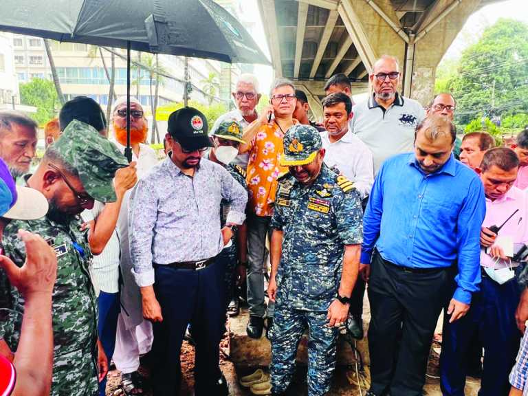 চট্টগ্রাম সিটি কর্পোরেশন ২৭ বছর পর আগ্রাবাদের বক্স কালভার্ট পরিষ্কার করছে
