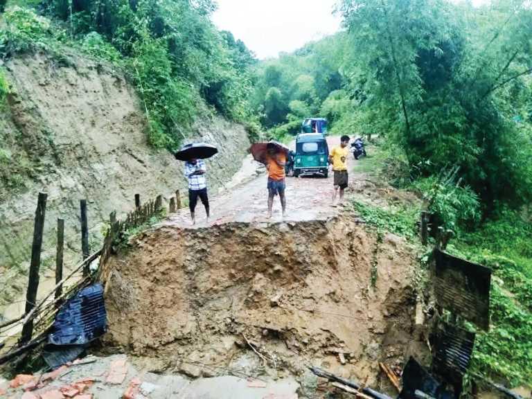 ভারী বর্ষণে রাঙামাটি ও খাগড়াছড়িতে পাহাড় ধস