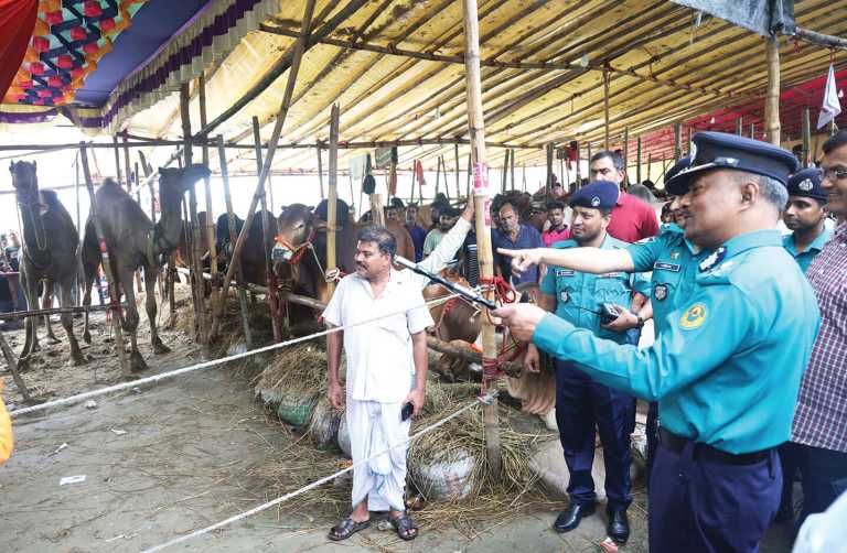 চট্টগ্রাম পশুর হাটে তিন বাজার পরিদর্শনে সিএমপি কমিশনার