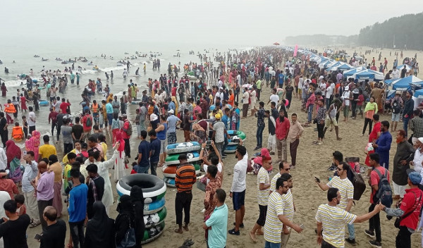 কক্সবাজারে পর্যটকের ঢল