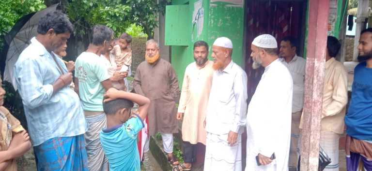 কর্ণফুলীতে পানিবন্দি মানুষের মাঝে জামায়াতের নগদ অর্থ প্রদান