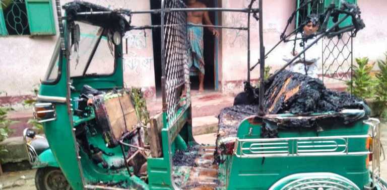 বোয়ালখালীতে সিএনজিচালিত অটোরিকশা পুড়ল আগুনে